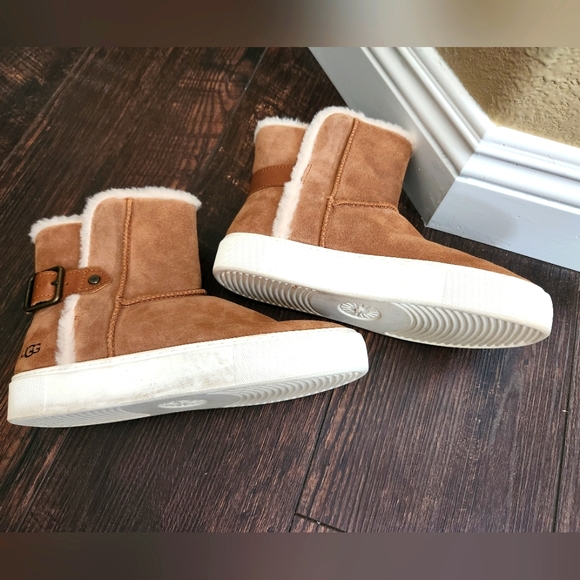 Women's UGG Boots, Size 8 - Picture 8 of 9